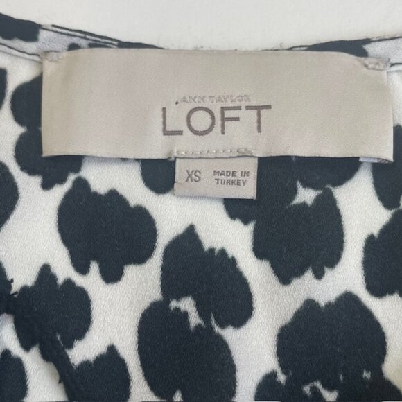 Ann Taylor LOFT Animal Print Tie-Neck Sleeveless Elastic Hem Blouse - Size XS - Picture 4 of 6
